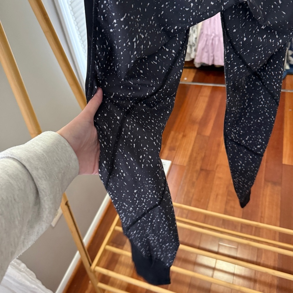 Lululemon Rebel Runner | Size 4 | **FULL LENGTH - Picture 8 of 9